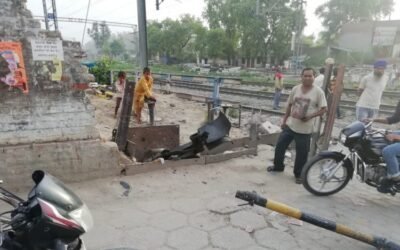 फिल्लौर में बड़ा हादसा टला, फाटक तोड़ रेलवे ट्रैक पर पहुंचा ट्राला, ट्रेन से भी टकराया