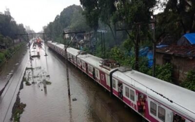 मुंबई में भारी बारिश ने मचाया कहर 3 मरे, जमीन धंसने से मलबे में फंसी 15 कारें