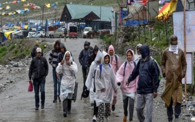 बारिष के चलते रोकी श्री अमरनाथ यात्रा, गुफा पर पहुंचे यात्रियों को वहीं पर रोका