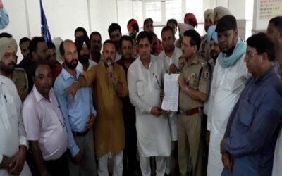 पुलिस के आश्वासन के बाद नही दी दलित नेताओं ने गिरफ्तारियां, बत्ता और टिंका पर भी धारा 302 लगाने की कि मांग