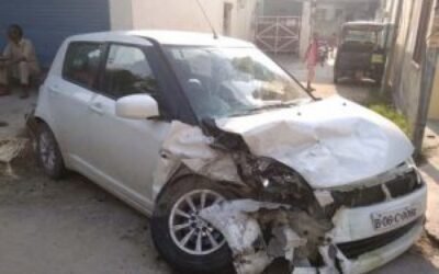 टायर फटने से बेकाबू हुई ईनोवा सामने से आ रही कार से टकराई