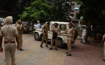 एमबीडी माल के पास पत्रकारों से बदसलूकी, कैमरा भी तोड़ा