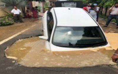 जमीन फटी और धंस गई कार, बाल बाल बचा कार सवार