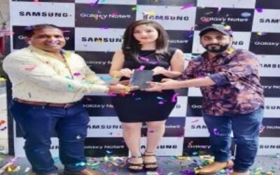 जालंधर के वरिष्ठ समाज सेवक राजीव दुग्गल ने जालंधर में लांच किया सैमसंग का नया मोबाईल