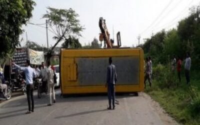 जालंधर में स्कूल बस पलटी, कई बच्चे घायल