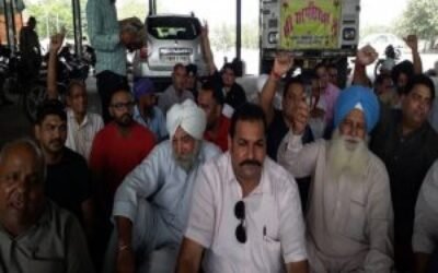 मांगो को लेकर आढ़ितयों ने किया प्रर्दशन, रखी दुकाने बंद