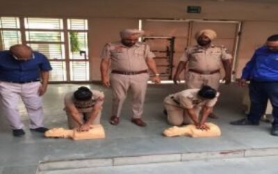 पुलिस कर्मचारियों को डाक्टरों ने दी ट्रेनिंग