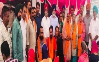 गांव साहनी की सरपंच परमजीत कौर साथियों समेत कांग्रेस में शामिल, जोगिन्द्र सिंह मान ने सिरोपे डाल कर किया पार्टी में स्वागत