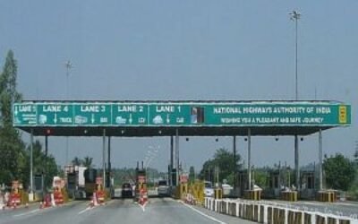 टोल प्लाज़ा पर नकाबपोश हथियारबंद युवकों का हमला