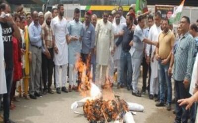 पैट्रोलियम पदार्थो की बढ़ती कीमतों के विरोध में कांग्रेस ने फूंके मोदी व अमित शाह के पुतले
