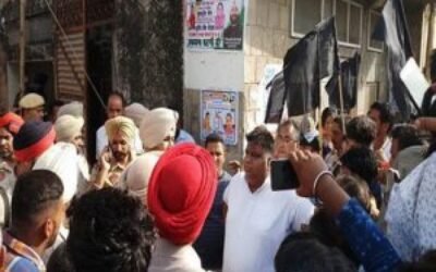 जालंधर के गांव मुठ्डा में कांग्रेस को दिखाए काले झंडे