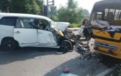 दिल्ली पब्लिक स्कूल की बस ईनोवा से टकराई