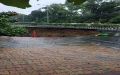 गुरू नगरी अमृत्सर में भी बारिष का कहर, पाश ईलाके में धंसी सड़क