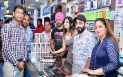 मोबाईल एसोसिएशन के अध्यक्ष राजीव दुग्गल ने अदाकारा रीमा मोंगा व जस्सी सोहल सिंह किया एप्पल का नया माडल लांच