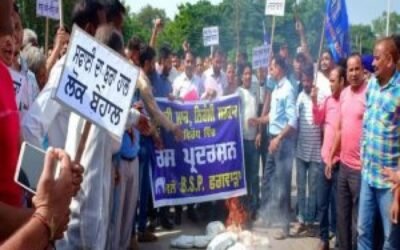 डेंगू से हो रही मौतों के चलते बसपा ने किया प्रर्दशन फूंका नगर निगम का पुतला