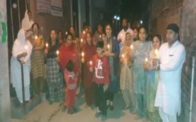 रेल हादसे मे मारे गए लोगों को श्रद्धसुमन अर्पित करने के लिए निकाला कैंडल मार्च