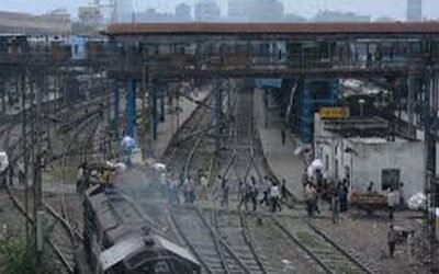 रेलवे ट्रैक पर बैठ पी रहे थे शराब, ट्रेन आई और कर गई अपना काम