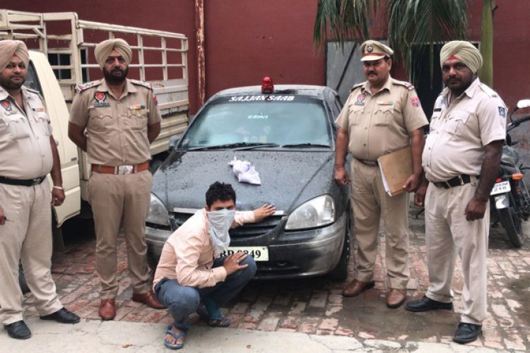 गाड़ी पर लाल बत्ती लगा करने जा रहा था नशीले कैप्सूलों की सप्लाई, पुलिस ने किया काबू