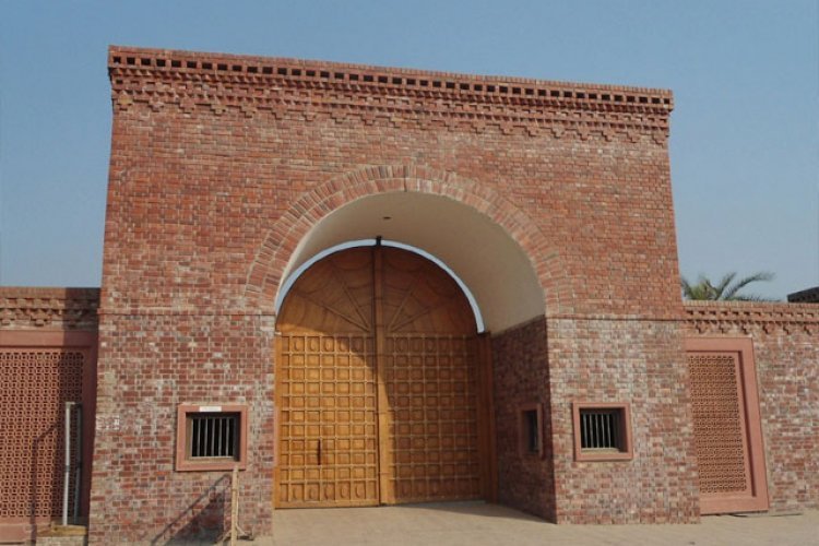 पूर्व मुख्यमंत्री प्रकाश सिंह बादल के निवास पर कोरोना का साया आठ और मुलाजिम आए कोरोना पाज़िटिव