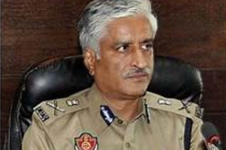 पूर्व डीजीपी सुमेध सैणी के घर के बाहर पुलिस के यह कारवाई