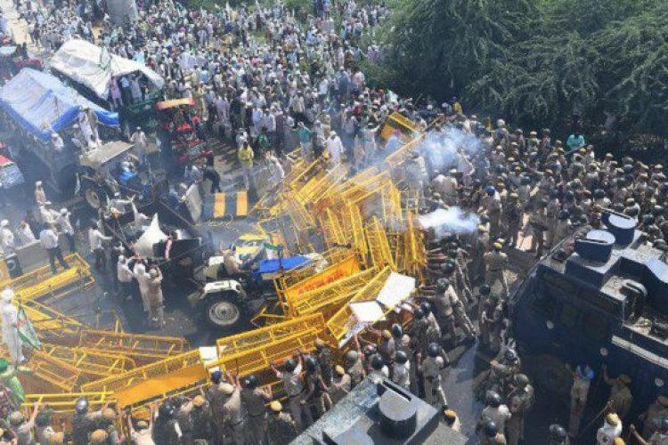 दिल्ली के बार्डरों पर किसानों और पुलिस में हल्की झड़प, पुलिस ने छोड़े आंसू गैस के गोले