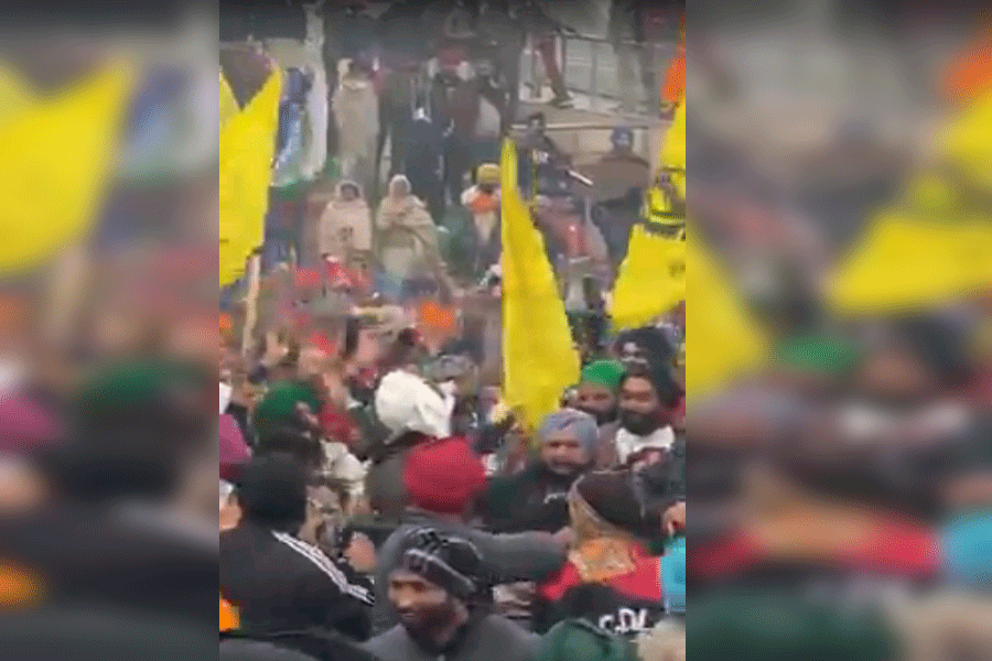 दिल्ली किसान आंदोलन से आई बड़ी खबर, कांग्रेस के मैंबर पार्लीमेंट का हुआ विरोध