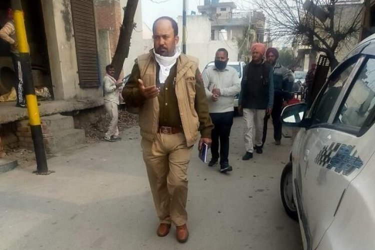 मसाज़ पार्लर की आड़ में चल रहा था कुछ और ही, पुलिस ने की मौके पर रेड