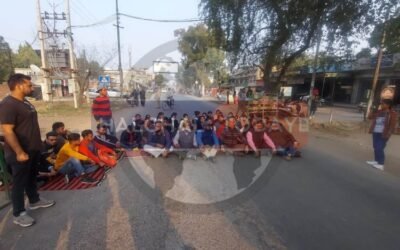 फगवाड़ा के इस रोड को बसपा ने किया जाम, मशहूर शिक्षण संस्थान के खिलाफ नारेबाज़ी