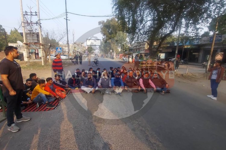 फगवाड़ा के इस रोड को बसपा ने किया जाम, मशहूर शिक्षण संस्थान के खिलाफ नारेबाज़ी