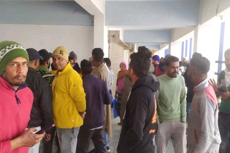 जालंधर में हो रही भोले भाले लोगों से ठगी, लोगों ने एज़ेंट के दफ्तर के बाहर किया हंगामा