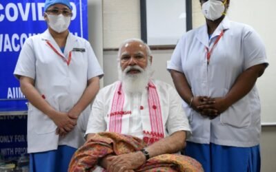 प्रधानमंत्री नरेंदर मोदी और केन्द्री राज्य मंत्री सोमप्रकाश ने लगवाई कोरोना वैक्सीन