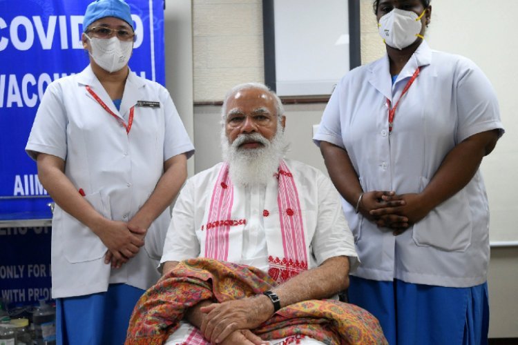 प्रधानमंत्री नरेंदर मोदी और केन्द्री राज्य मंत्री  सोमप्रकाश ने लगवाई कोरोना वैक्सीन