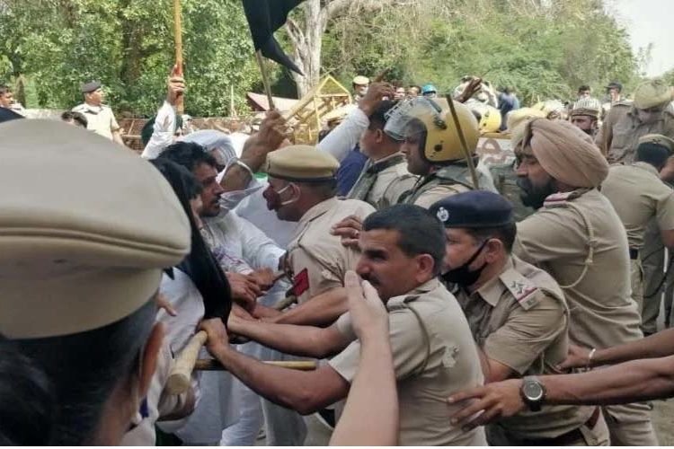 किसानों और पुलिस में हुई धक्कामुक्की, भाज़पा नेताओं के घर का ज़ा रहे थे घेराव करने