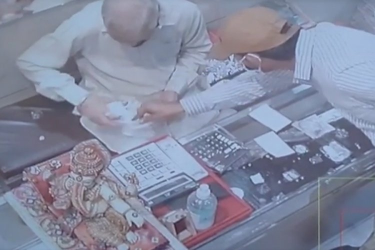 जालंधर के इस बाज़ार में दिन दिहाड़े हो गया यह कांड, दुकानदार भी रह गया देखता