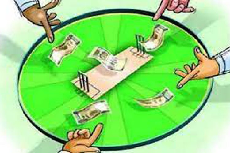 IPl पर चल रहा था सट्टा, पुलिस ने नामी बुकी को साथी के साथ किया गिरफ्तार