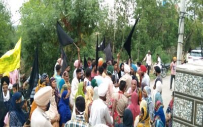 कांग्रेस के विधायक को गांव वालों ने दिखाए काले झंडे लगाए मुर्दाबाद के नारे