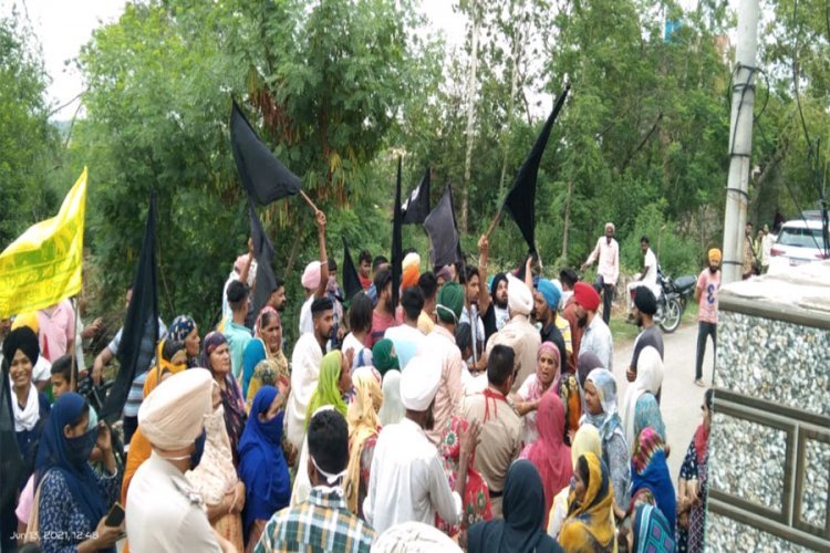 कांग्रेस के विधायक को गांव वालों ने दिखाए काले झंडे लगाए मुर्दाबाद के नारे