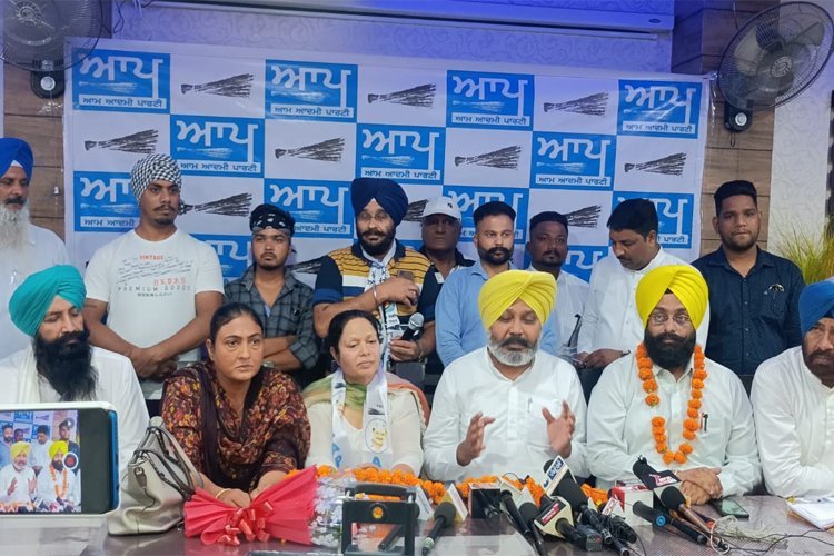 हाईप्रोफाईल लोगों से टक्कर लेनी वाली इस महिला ने थामा आप का झाड़ू