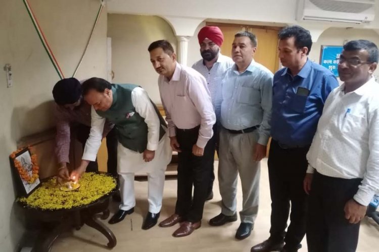 क्या यह आस्था या फिर मात्र तस्वीर खिंचवाना ही मकसद