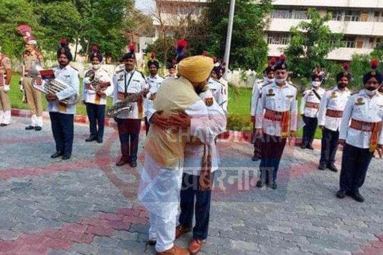 पंजाब के नए मुख्यमंत्री की बैंड वालों को जफ्फी, आप भी देख कर कहेंगें वाह CM