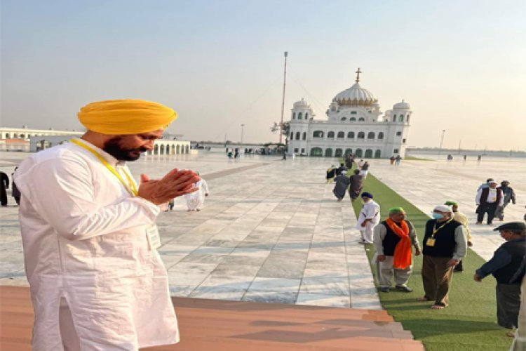 श्री गुरू नानक देव जी के गुरूपर्व को लेकर अपने मंत्रियों के साथ श्री करतारपुर साहिब में नतमस्तक हुए मुख्यमंत्री चन्नी
