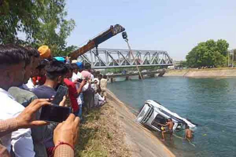 पंजाब में बड़ा हादसा, निज़ी बस ने मारी कार को टक्कर, भाखड़ा में गिरी कार