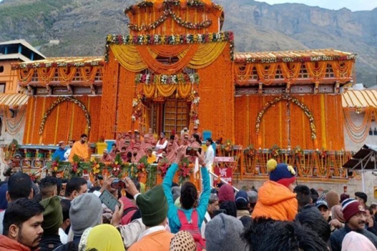 धार्मिक अपडेट :  मुहूर्त में खुले बदरीनाथ धाम के कपाट, आस्था का उमड़ा सैलाब