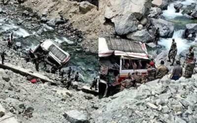 लद्दाख में देश के जवानों को लेकर ज़ा रही बस नदी में गिरी