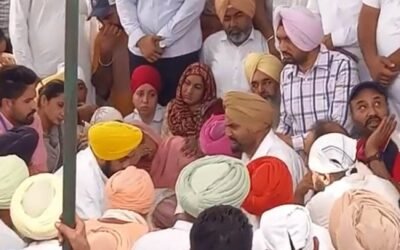 सिद्धू मुस्सेवाला के घर पहुंचे पंजाब के मुख्यमंत्री , लोगों के विरोध के चलते दो घंटे देरी से पहुंचे