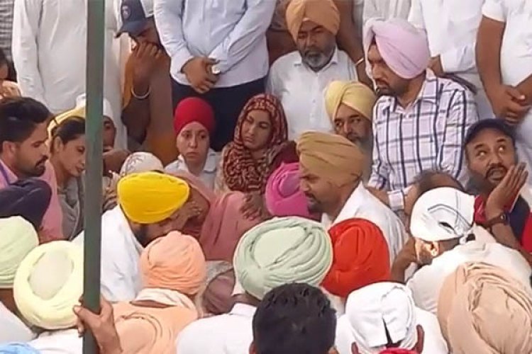 सिद्धू मुस्सेवाला के घर पहुंचे पंजाब के मुख्यमंत्री , लोगों के विरोध के चलते दो घंटे देरी से पहुंचे