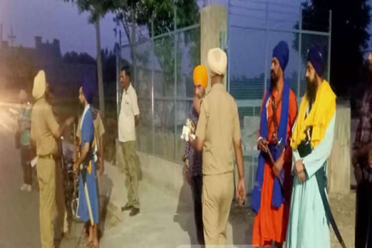 फगवाड़ा चंडीगढ़ रोड पर बेअदबी की वारदात, मौके पर पहुंचे पुलिस अधिकारी