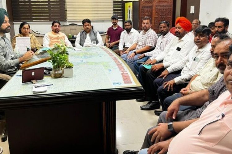 अधिकारियों के धरने के कुछ घंटे पहले ही आप विधायक ने किया यह काम