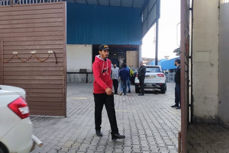 भाज़पा नेता की फैकट्री में पहुंची विभाग की टीम, मचा हड़कंप, मालिक का कहना रूटीन चैंकिग