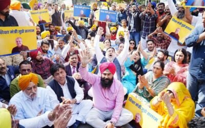 पंजाबी को पहल देने वाली आम आदमी पार्टी, खुद हिंदी में तख्तियां लिख पहुंची प्रर्दशन करने